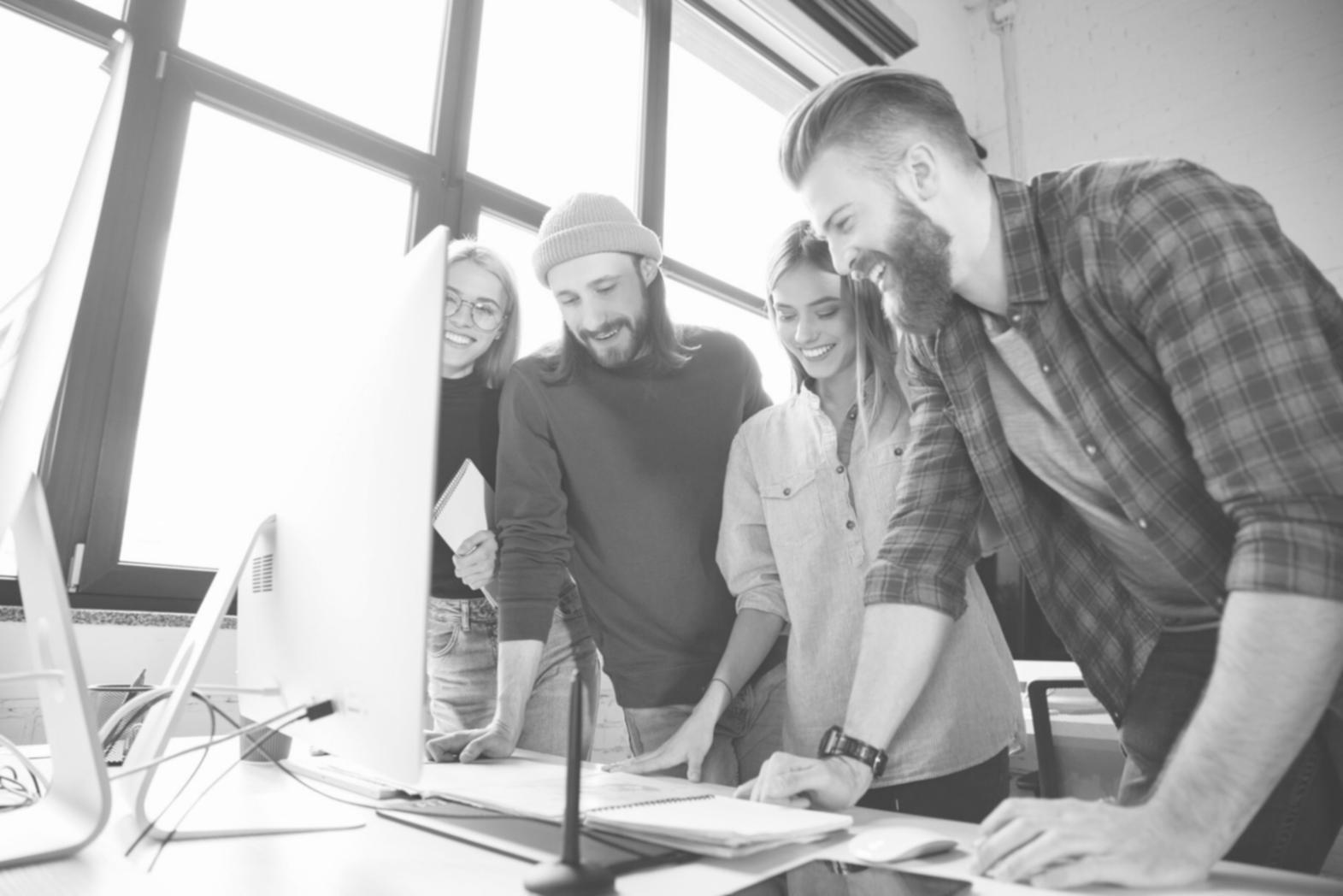 Person plant Budget mit Taschenrechner und Unterlagen