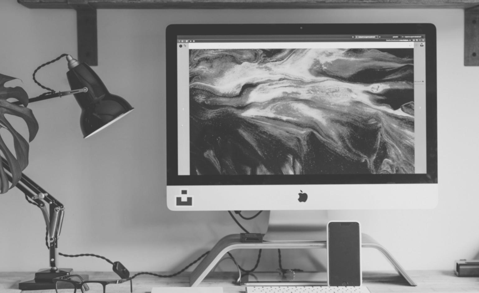 Studierende arbeiten gemeinsam an Finanzprojekten