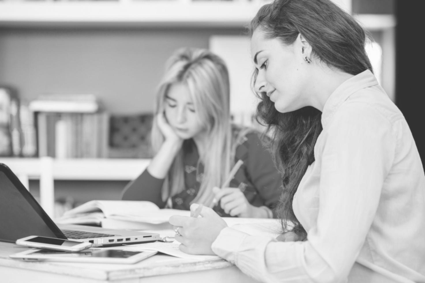 Interaktive Finanzschulung in kleiner Gruppe